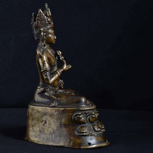 Importante e rara figura di Vajrasattva seduto su doppio fiore di loto in repouss e argento, Tibet, XII-XIII secolo  - Asta Fine Chinese Works of Art - Associazione Nazionale - Case d'Asta italiane