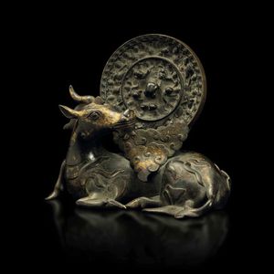 Portaspecchio in bronzo parzialmente dorato a forma di bufalo e placca da specchio con decori a rilievo, Cina, Dinastia Tang (618-906)/Dinastia Ming (XVII secolo)  - Asta Fine Chinese Works of Art - Associazione Nazionale - Case d'Asta italiane