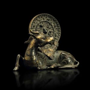 Portaspecchio in bronzo parzialmente dorato a forma di bufalo e placca da specchio con decori a rilievo, Cina, Dinastia Tang (618-906)/Dinastia Ming (XVII secolo)  - Asta Fine Chinese Works of Art - Associazione Nazionale - Case d'Asta italiane