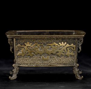 Incensiere in bronzo con decori a maschere Taotie, Cina, Dinastia Qing, XVIII secolo  - Asta Fine Chinese Works of Art - Associazione Nazionale - Case d'Asta italiane