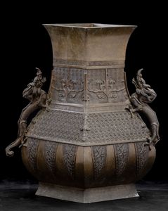 Vaso in bronzo con anse a foggia di draghetto e decori incisi d'ispirazione arcaica, Cina, Dinastia Qing, XVIII secolo  - Asta Fine Chinese Works of Art - Associazione Nazionale - Case d'Asta italiane