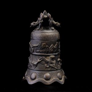 Campana rituale in bronzo con iscrizioni e figure di draghi a rilievo, Cina, Dinastia Qing, epoca Qianlong (1736-1796)  - Asta Fine Chinese Works of Art - Associazione Nazionale - Case d'Asta italiane