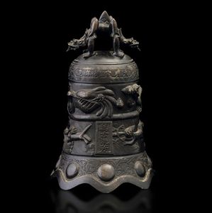 Campana rituale in bronzo con iscrizioni e figure di draghi a rilievo, Cina, Dinastia Qing, epoca Qianlong (1736-1796)  - Asta Fine Chinese Works of Art - Associazione Nazionale - Case d'Asta italiane