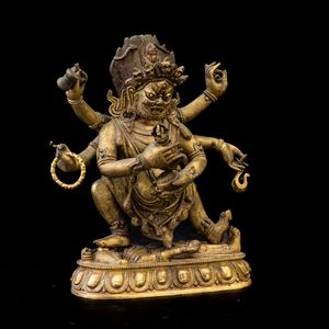 Figura di Mahakala stante su fiore di loto in bronzo dorato con tracce di policromia, Tibet, XVII secolo  - Asta Fine Chinese Works of Art - Associazione Nazionale - Case d'Asta italiane