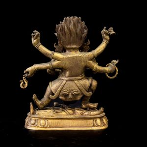 Figura di Mahakala stante su fiore di loto in bronzo dorato con tracce di policromia, Tibet, XVII secolo  - Asta Fine Chinese Works of Art - Associazione Nazionale - Case d'Asta italiane