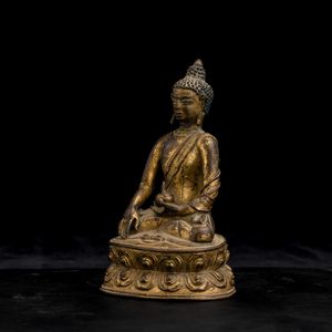 Figura di Buddha Sakyamuni seduto su doppio fiore di loto in bronzo dorato con tracce di policromia, Cina, Dinastia Qing, XVII secolo  - Asta Fine Chinese Works of Art - Associazione Nazionale - Case d'Asta italiane