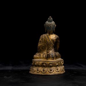 Figura di Buddha Sakyamuni seduto su doppio fiore di loto in bronzo dorato con tracce di policromia, Cina, Dinastia Qing, XVII secolo  - Asta Fine Chinese Works of Art - Associazione Nazionale - Case d'Asta italiane