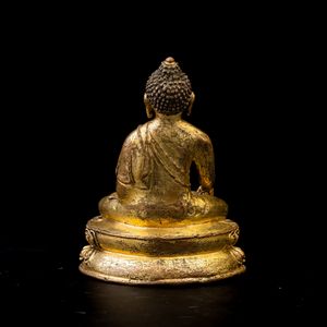 Figura di Buddha Sakyamuni seduto su doppio fiore di loto in rame dorato, Cina, Dinastia Qing, XVII secolo  - Asta Fine Chinese Works of Art - Associazione Nazionale - Case d'Asta italiane