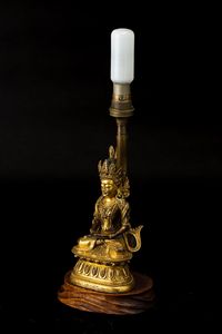 Figura di Buddha Amitayus seduto su doppio fiore di loto in bronzo dorato, Cina, Dinastia Qing, epoca Qianlong (1736-1796)  - Asta Fine Chinese Works of Art - Associazione Nazionale - Case d'Asta italiane