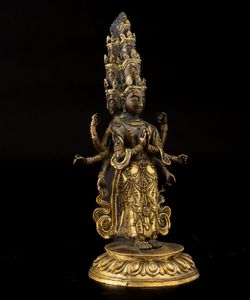 Figura di Ekadasamukha-Avalokitesvara stante su fiore di loto in bronzo parzialmente dorato con tracce di policromia, Cina, Dinastia Qing, XVIII secolo  - Asta Fine Chinese Works of Art - Associazione Nazionale - Case d'Asta italiane