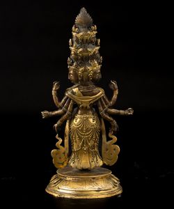 Figura di Ekadasamukha-Avalokitesvara stante su fiore di loto in bronzo parzialmente dorato con tracce di policromia, Cina, Dinastia Qing, XVIII secolo  - Asta Fine Chinese Works of Art - Associazione Nazionale - Case d'Asta italiane