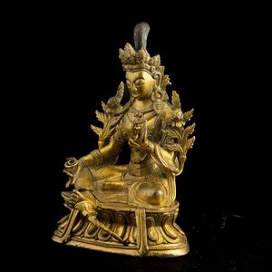 Figura di Buddha seduto su doppio fiore di loto in bronzo dorato con tracce di policromia, Cina, Dinastia Qing, XVIII secolo  - Asta Fine Chinese Works of Art - Associazione Nazionale - Case d'Asta italiane