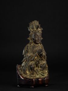 Figura di Guanyin incoronata in bronzo, Cina, Dinastia Ming, XVI secolo  - Asta Fine Chinese Works of Art - Associazione Nazionale - Case d'Asta italiane