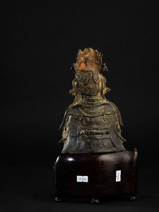 Figura di Guanyin incoronata in bronzo, Cina, Dinastia Ming, XVI secolo  - Asta Fine Chinese Works of Art - Associazione Nazionale - Case d'Asta italiane