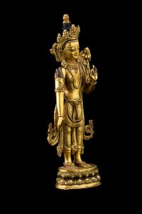 Figura di Padmapani stante su doppio fiore di loto in bronzo dorato con tracce di policromia, Nepal, XV secolo  - Asta Fine Chinese Works of Art - Associazione Nazionale - Case d'Asta italiane