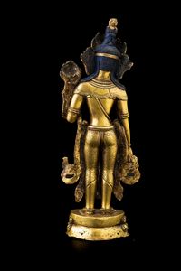 Figura di Padmapani stante su doppio fiore di loto in bronzo dorato con tracce di policromia, Nepal, XV secolo  - Asta Fine Chinese Works of Art - Associazione Nazionale - Case d'Asta italiane