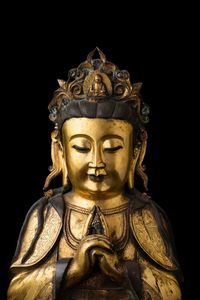 Grande figura di Guanyin incoronata in bronzo parzialmente dorato, Cina, XX secolo  - Asta Fine Chinese Works of Art - Associazione Nazionale - Case d'Asta italiane