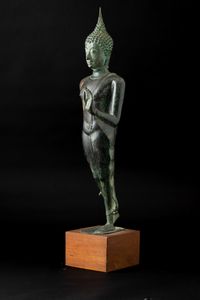 Figura di Buddha stante in bronzo, Thailandia, XIX secolo  - Asta Fine Chinese Works of Art - Associazione Nazionale - Case d'Asta italiane