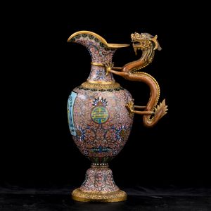 Rarissimo versatoio in smalti cloisonn con presa a foggia di drago,  motivi taoisti e stemma cardinalizio su fondo rosa, Cina, Dinastia Qing, epoca Daoguang (1821-1850)  - Asta Fine Chinese Works of Art - Associazione Nazionale - Case d'Asta italiane