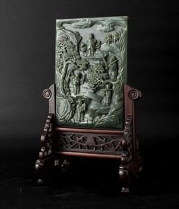 Magnifica placca finemente e profondamente scolpita in giada Celadon raffigurante saggi entro paesaggio, Cina, Dinastia Qing, epoca Kangxi (1662-1722)  - Asta Fine Chinese Works of Art - Associazione Nazionale - Case d'Asta italiane