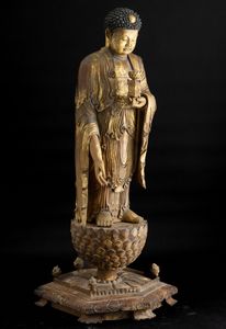 Figura di Buddha in legno dorato stante su fiore di loto, Cina, Dinastia Qing (1644-1912)  - Asta Fine Chinese Works of Art - Associazione Nazionale - Case d'Asta italiane