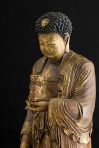 Figura di Buddha in legno dorato stante su fiore di loto, Cina, Dinastia Qing (1644-1912)  - Asta Fine Chinese Works of Art - Associazione Nazionale - Case d'Asta italiane