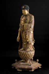 Figura di Buddha in legno dorato stante su fiore di loto, Cina, Dinastia Qing (1644-1912)  - Asta Fine Chinese Works of Art - Associazione Nazionale - Case d'Asta italiane