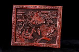 Paravento da tavolo con placca in lacca rossa raffigurante saggi entro paesaggio e decori floreali, Cina, Dinastia Qing, XIX secolo  - Asta Fine Chinese Works of Art - Associazione Nazionale - Case d'Asta italiane