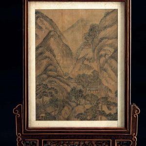 Rarissimo paravento da tavolo scolpito in legno con placca in pietra da inchiostro incisa a rilievo raffigurante scena di vita comune e dipinto al retro, Cina, Dinastia Qing, epoca Qianlong (1736-1796)  - Asta Fine Chinese Works of Art - Associazione Nazionale - Case d'Asta italiane