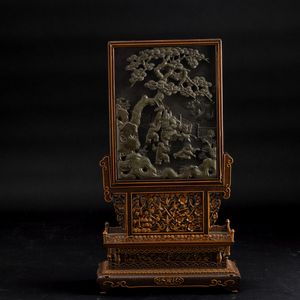 Rarissimo paravento da tavolo scolpito in legno con placca in pietra da inchiostro incisa a rilievo raffigurante scena di vita comune e dipinto al retro, Cina, Dinastia Qing, epoca Qianlong (1736-1796)  - Asta Fine Chinese Works of Art - Associazione Nazionale - Case d'Asta italiane