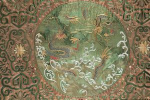 Grande tessuto in seta finemente ricamato con figure di draghi e decori floreali su fondo verde oliva, Cina, Dinastia Qing, XIX secolo  - Asta Fine Chinese Works of Art - Associazione Nazionale - Case d'Asta italiane