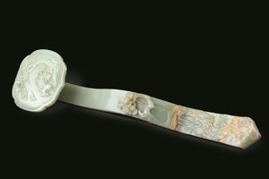 Grande Ruyi finemente scolpito in giada Celadon e russet con decori naturalistici a rilievo, Cina, Dinastia Qing, epoca Qianlong (1736-1796)  - Asta Fine Chinese Works of Art - Associazione Nazionale - Case d'Asta italiane