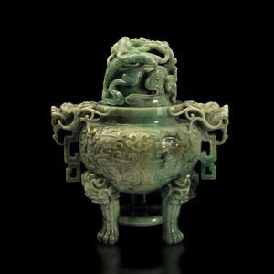 Vaso con coperchio scolpito in giadeite con sfumature green apple, mascheroni, figure di draghetti a rilievo e decori incisi, Cina, Dinastia Qing, XIX secolo  - Asta Fine Chinese Works of Art - Associazione Nazionale - Case d'Asta italiane