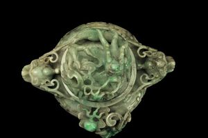 Vaso con coperchio scolpito in giadeite con sfumature green apple, mascheroni, figure di draghetti a rilievo e decori incisi, Cina, Dinastia Qing, XIX secolo  - Asta Fine Chinese Works of Art - Associazione Nazionale - Case d'Asta italiane