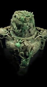 Vaso con coperchio scolpito in giadeite con sfumature green apple, mascheroni, figure di draghetti a rilievo e decori incisi, Cina, Dinastia Qing, XIX secolo  - Asta Fine Chinese Works of Art - Associazione Nazionale - Case d'Asta italiane