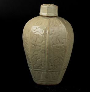 Potiche in porcellana Longquan color Celadon con decori vegetali incisi, Cina, Dinastia Ming, XVI secolo  - Asta Fine Chinese Works of Art - Associazione Nazionale - Case d'Asta italiane