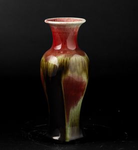 Vaso in porcellana flamb sui toni del sangue di bue, del marrone e del giallo, Cina, Dinastia Qing, epoca Qianlong (1736-1796)  - Asta Fine Chinese Works of Art - Associazione Nazionale - Case d'Asta italiane