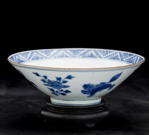 Ciotola in porcellana bianca e blu con cani di Pho e decori floreali, Cina, Dinastia Qing, marca e del periodo Jiajing  - Asta Fine Chinese Works of Art - Associazione Nazionale - Case d'Asta italiane