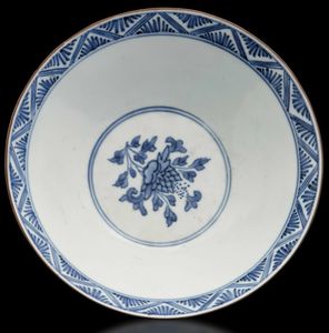 Ciotola in porcellana bianca e blu con cani di Pho e decori floreali, Cina, Dinastia Qing, marca e del periodo Jiajing  - Asta Fine Chinese Works of Art - Associazione Nazionale - Case d'Asta italiane