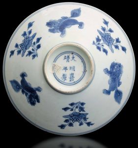 Ciotola in porcellana bianca e blu con cani di Pho e decori floreali, Cina, Dinastia Qing, marca e del periodo Jiajing  - Asta Fine Chinese Works of Art - Associazione Nazionale - Case d'Asta italiane