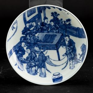 Piattino in porcellana bianca e blu raffigurante scena di vita comune con cortigiane, Cina, Dinastia Qing, epoca Kangxi (1662-1722)  - Asta Fine Chinese Works of Art - Associazione Nazionale - Case d'Asta italiane