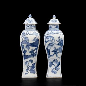 Coppia di potiches in porcellana bianca e blu con personaggi entro paesaggio, Cina, Dinastia Qing, epoca Kangxi (1662-1722)  - Asta Fine Chinese Works of Art - Associazione Nazionale - Case d'Asta italiane