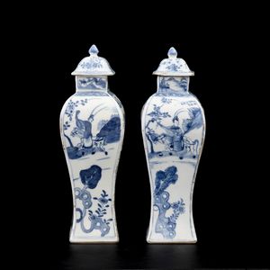 Coppia di potiches in porcellana bianca e blu con personaggi entro paesaggio, Cina, Dinastia Qing, epoca Kangxi (1662-1722)  - Asta Fine Chinese Works of Art - Associazione Nazionale - Case d'Asta italiane