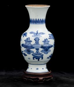 Vaso in porcellana bianca e blu raffigurante soggetto naturalistico, Cina, Dinastia Qing, epoca Kangxi (1662-1722)  - Asta Fine Chinese Works of Art - Associazione Nazionale - Case d'Asta italiane