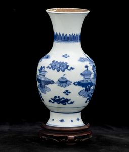 Vaso in porcellana bianca e blu raffigurante soggetto naturalistico, Cina, Dinastia Qing, epoca Kangxi (1662-1722)  - Asta Fine Chinese Works of Art - Associazione Nazionale - Case d'Asta italiane