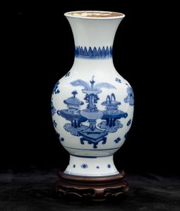 Vaso in porcellana bianca e blu raffigurante soggetto naturalistico, Cina, Dinastia Qing, epoca Kangxi (1662-1722)  - Asta Fine Chinese Works of Art - Associazione Nazionale - Case d'Asta italiane