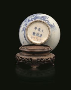 Vaso in porcellana bianca e blu raffigurante paesaggio, Cina, Dinastia Qing, XIX secolo  - Asta Fine Chinese Works of Art - Associazione Nazionale - Case d'Asta italiane