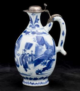 Versatoio in porcellana bianca e blu raffigurante paesaggio con figure, Cina, Dinastia Qing, epoca Shunzhi (1644-1661)  - Asta Fine Chinese Works of Art - Associazione Nazionale - Case d'Asta italiane