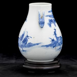 Vaso Hu in porcellana bianca e blu raffigurante cerbiatti entro paesaggio e mascheroni a foggia di testa di cervo, Cina, Dinastia Qing, periodo Guangxu (1875-1908)  - Asta Fine Chinese Works of Art - Associazione Nazionale - Case d'Asta italiane