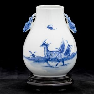 Vaso Hu in porcellana bianca e blu raffigurante cerbiatti entro paesaggio e mascheroni a foggia di testa di cervo, Cina, Dinastia Qing, periodo Guangxu (1875-1908)  - Asta Fine Chinese Works of Art - Associazione Nazionale - Case d'Asta italiane